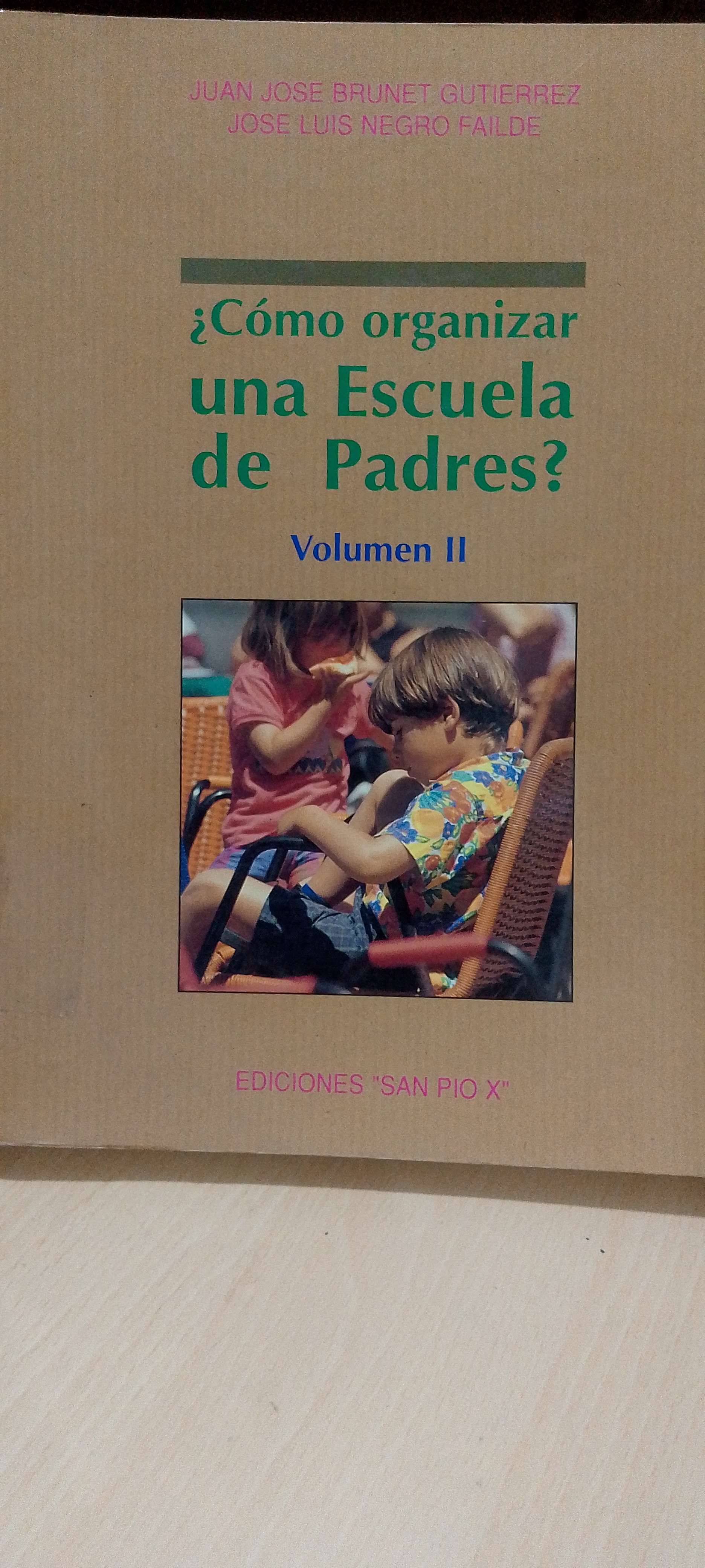 Portada de ¿Cómo organizar una escuela de padres? Temas para reuniones de formación con padres. Volumen II