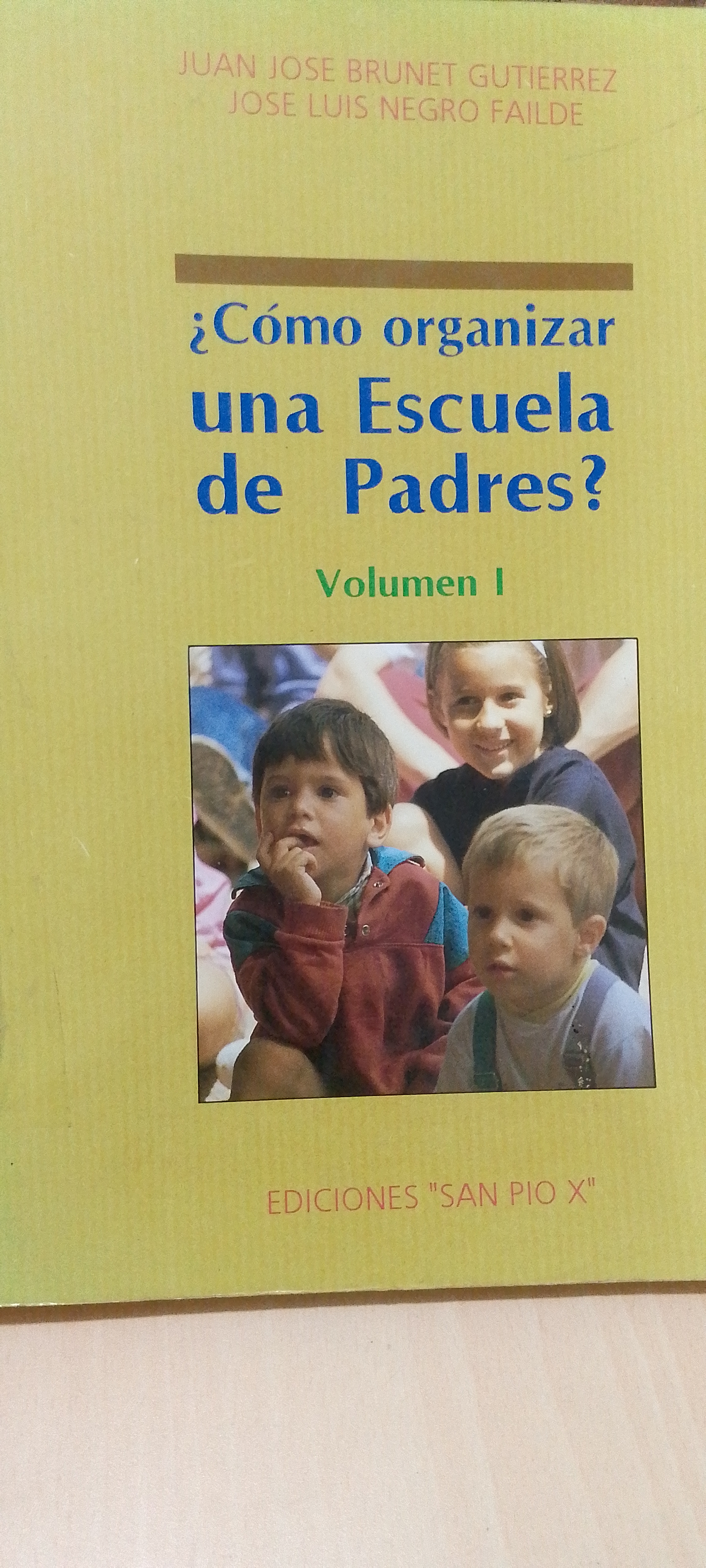 Portada de ¿Cómo organizar una escuela de padres? Temas para reuniones de formación con padres. Volumen I