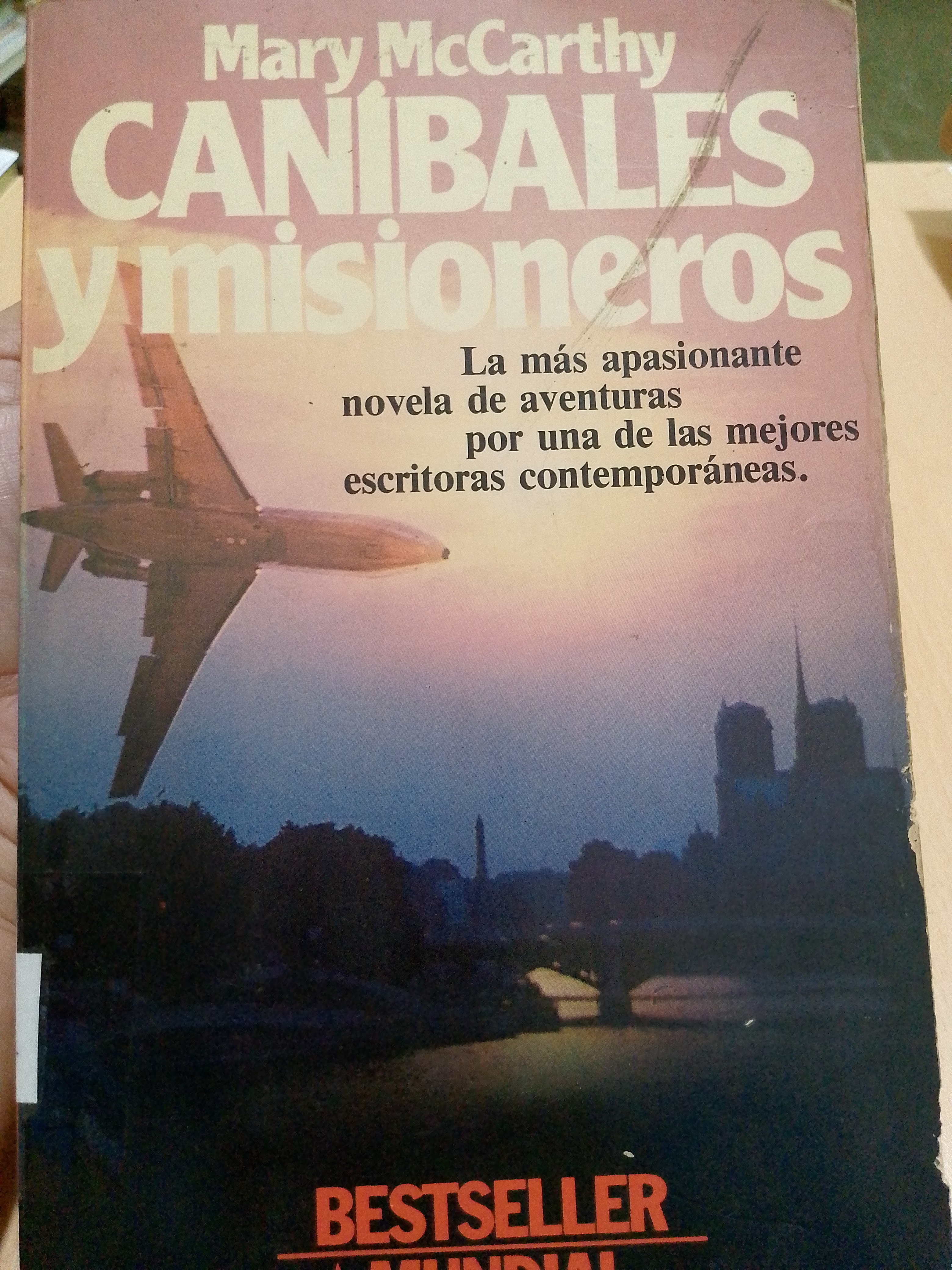 Portada de Caníbales y misioneros.  La más apasionante novela de aventuras por una de las mejores escritoras contemporáneas