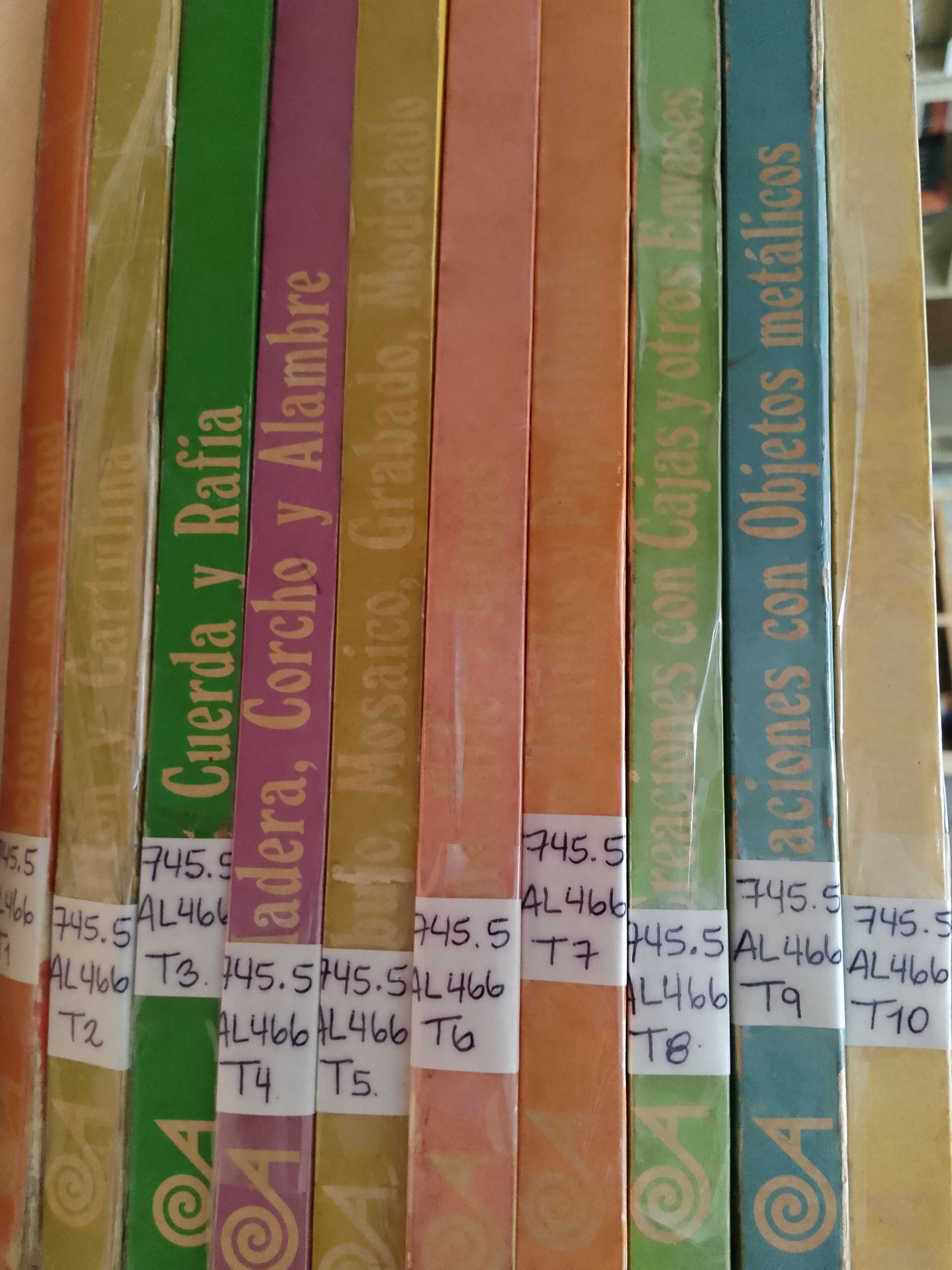 Portada de Creaciones manuales educativas.                                1. Creaciones con papel                       2. Cartón y cartulina                  3. Tela, cuerda y rafia                      4. Madera, corcho y alambre                                             5. Dibujo, mosaico, Grabado, modelado                       6. Lana, hilo y agujas                             7. Cuero, teñidos y papel maché                                                   8. Creaciones con cajas y otros envases                                         9. Creaciones con objetos metálicos                                            10. Creaciones con piedras, hojas, raíces